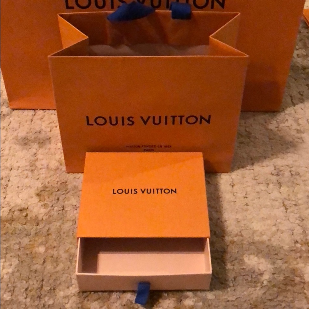Bundle Louis Vuitton box and shopping bag